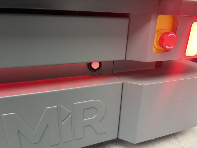 A MiR platform with a red warning light
